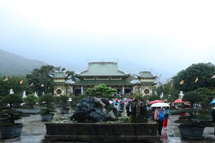 雨中的中式古建筑景观