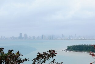 海滨远眺城市朦胧美景