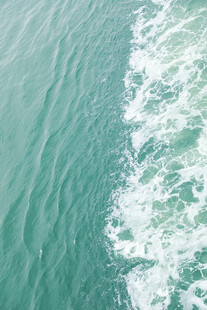 海浪拍击海面的美丽景象