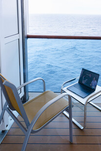 海景阳台的惬意办公角落