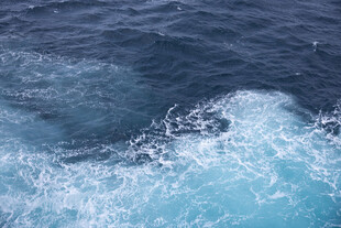海浪翻涌的蓝色海洋
