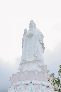 巨大观音雕像