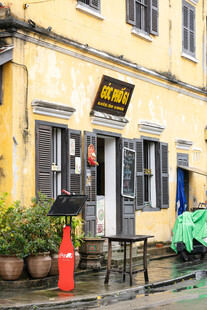 街边黄色小店外观