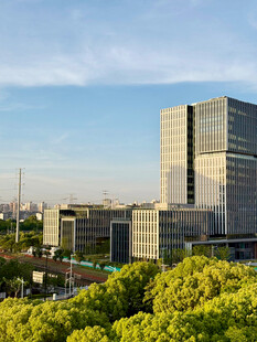 城市中的现代建筑与绿植