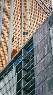 城市建筑外观与围栏景观