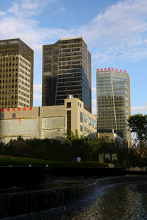 城市河畔的现代高楼景观