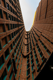 仰视现代高楼建筑景观