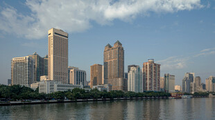 城市河畔高楼景观