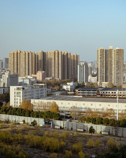 城市高楼与周边景致