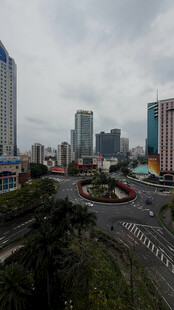 城市道路与林立高楼景观