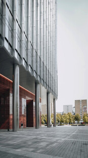 现代都市玻璃幕墙建筑外观