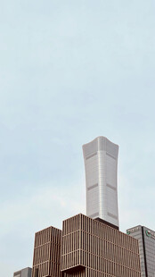 城市中的高耸现代建筑