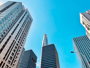 都市摩天大楼仰视景象
