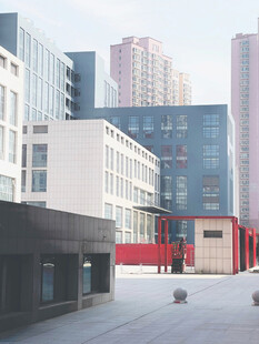 城市中现代建筑与开阔空间