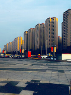 城市高楼与开阔广场景观