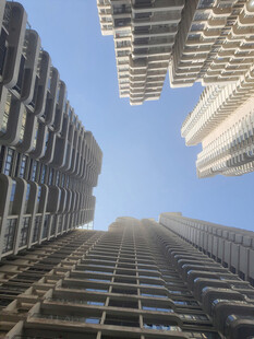 仰视城市高楼大厦景观