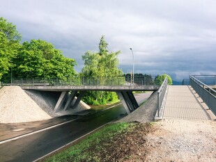 现代简约风格的跨河桥梁