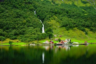 山间湖畔美景