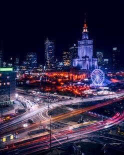 城市夜景中的车流与璀璨灯火