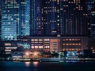 都市夜景璀璨灯光映照