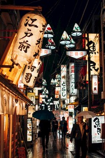 日本街头的璀璨霓虹夜景