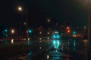 雨夜城市街道的朦胧景象