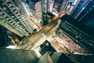 俯瞰繁华都市夜景