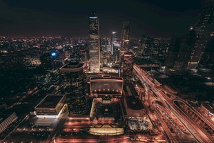 城市璀璨夜景俯瞰图