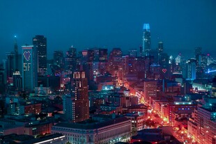 夜幕下的繁华都市景观