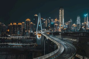 城市夜景中的高架桥
