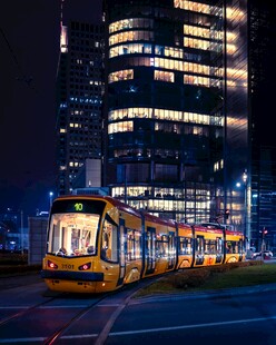 夜间城市中的有轨电车