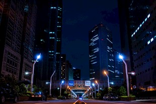 城市夜景中的璀璨街道