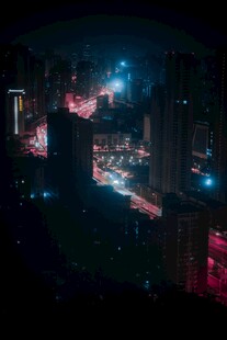 霓虹夜色下的繁华都市景象