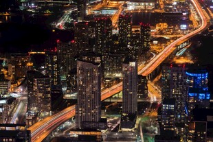 城市璀璨夜景俯瞰