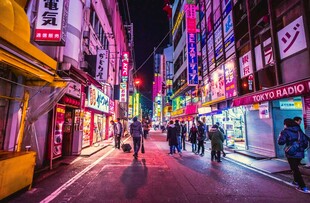 繁华都市霓虹街道夜景