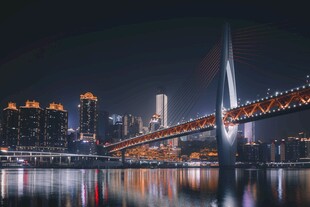 重庆夜景中的跨江大桥
