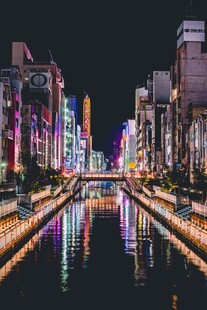 大阪夜间河畔绚丽城市景