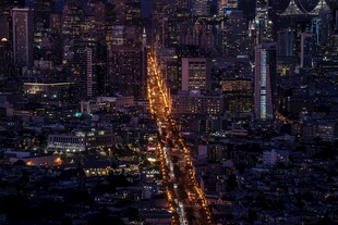 城市夜景中的璀璨车流