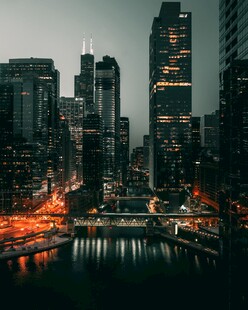 城市夜景中的璀璨河畔风光