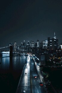 城市夜景中的繁忙公路
