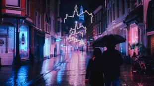 雨夜霓虹下的城市街道