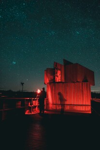 夜空中的红色小屋