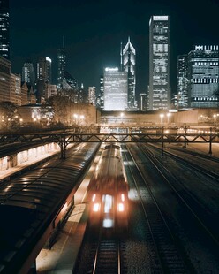 城市夜景中的繁忙铁路