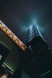 都市夜景中的摩天大楼
