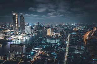 城市璀璨夜景俯瞰图