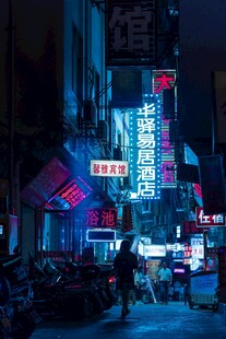 霓虹闪烁的都市夜间街道