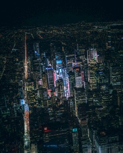 城市璀璨夜景俯瞰图