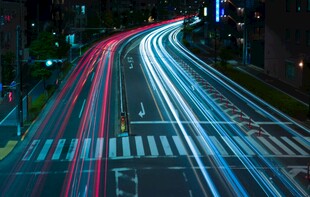 城市夜晚车流灯光轨迹