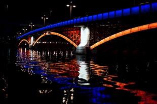 夜晚绚丽桥梁倒影景观