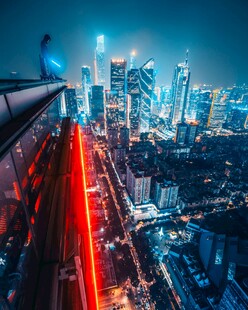 城市夜景中的绚烂车流